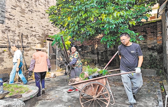 村民合力整治衛(wèi)生黑點，清運堆積雜物。