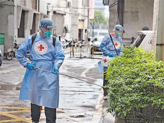 江門市紅十字會(huì)應(yīng)急消殺志愿服務(wù)隊(duì)在蓬江區(qū)東風(fēng)社區(qū)開展防蚊滅蚊工作。