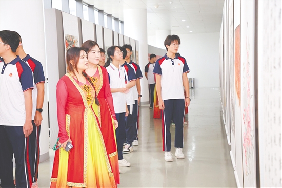 各民族青少年在五邑大學參觀書畫作品展。