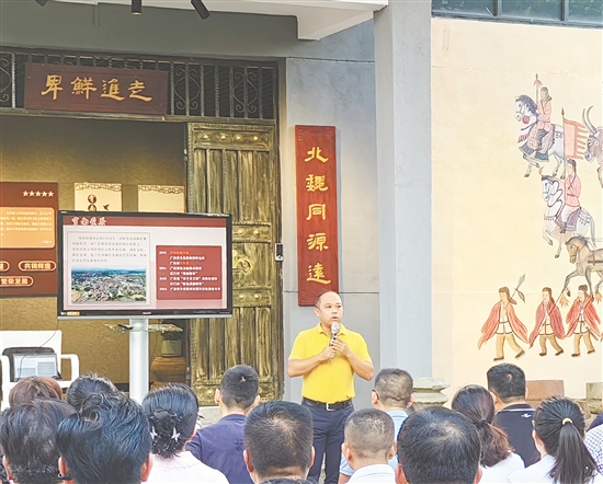 溫啟勝在霄南村講民族團結黨課。