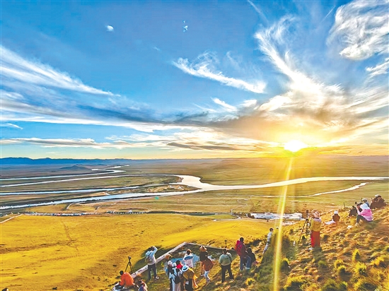 當(dāng)下正是賞秋游的好時節(jié)。圖為四川黃河九曲第一灣秋景。