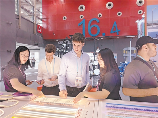 第138屆廣交會上，一家江門企業(yè)帶來的無頻閃燈帶吸引到不少客商駐足了解。