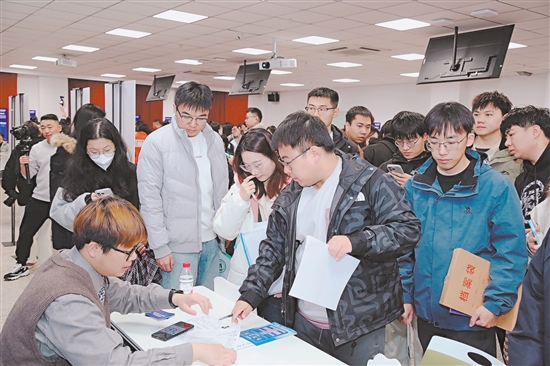 海目星、嘉士利、長優(yōu)實業(yè)等江門優(yōu)質(zhì)企業(yè)獲青睞，招聘展位吸引了不少學(xué)子前來投遞簡歷。