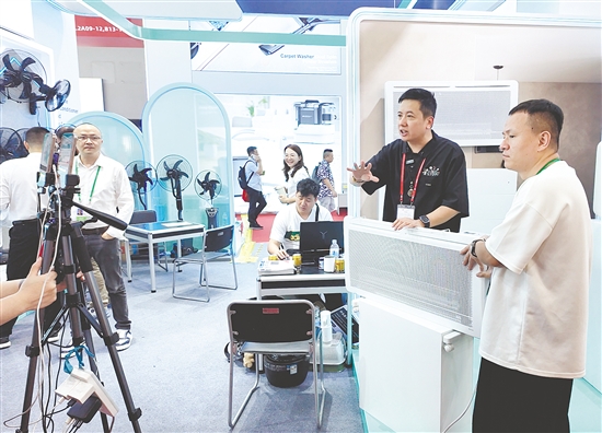 廣交會上，蓬江企業(yè)小崧科技直播帶貨。