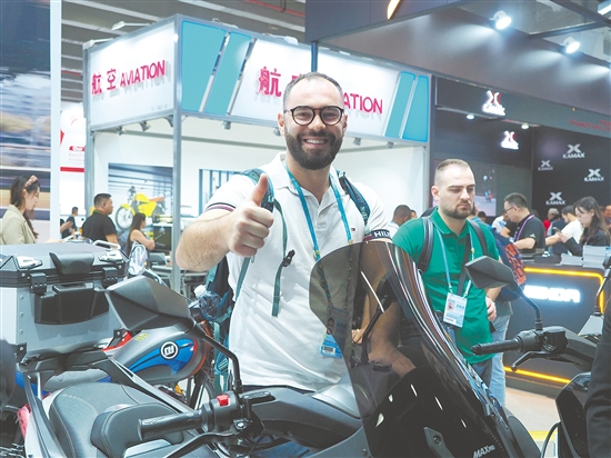 外國客商點贊“蓬江制造”摩托車。張澤彬