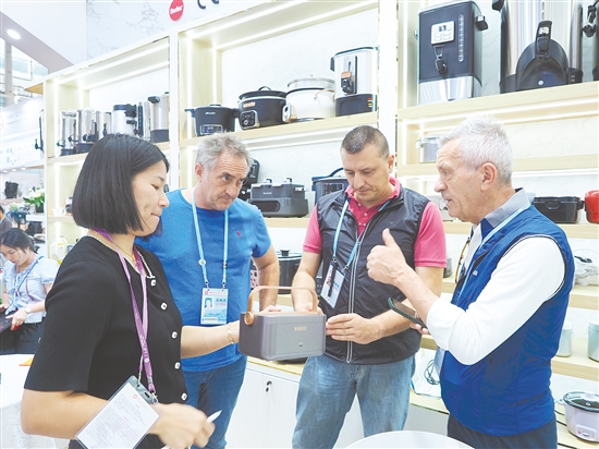江門市南光電器實業(yè)有限公司展位上，來自澳大利亞的客商一眼就相中了便攜式加熱便當(dāng)盒。張澤彬