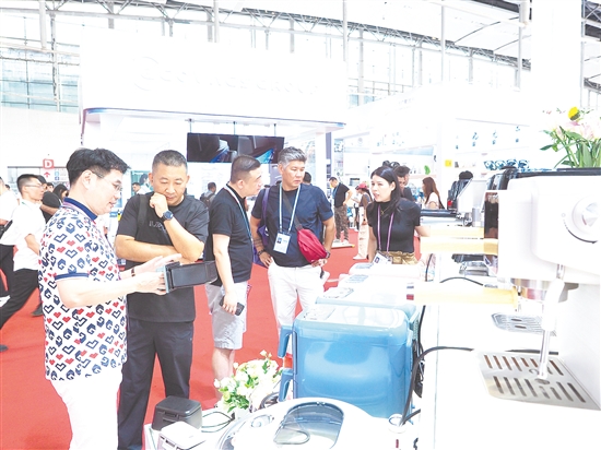 蓬江展位吸引客商駐足了解產(chǎn)品細(xì)節(jié)。張澤彬