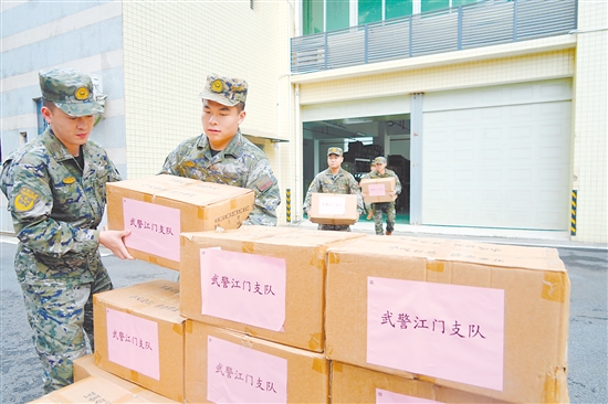 武警江門支隊官兵搬運防疫捐贈物資。