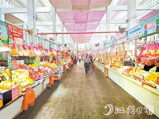 通過(guò)深入開(kāi)展愛(ài)國(guó)衛(wèi)生運(yùn)動(dòng)，江海區(qū)城鄉(xiāng)環(huán)境變得更靚更宜居。圖為整改后的樂(lè)中市場(chǎng)。