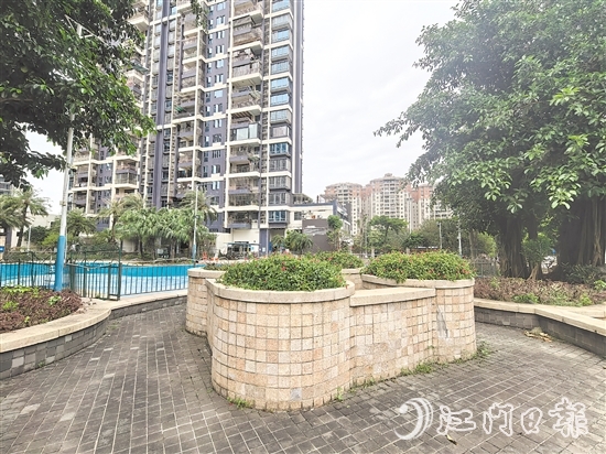 柏麗郡小區(qū)開展綠化景觀改造行動(dòng)，打造簡(jiǎn)約、整潔、舒適的居住環(huán)境。