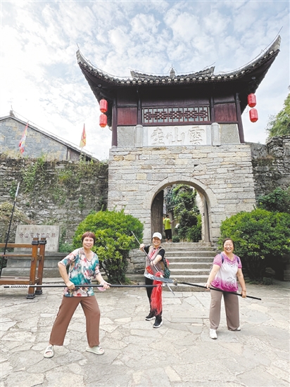 銀發(fā)族熱衷旅游。