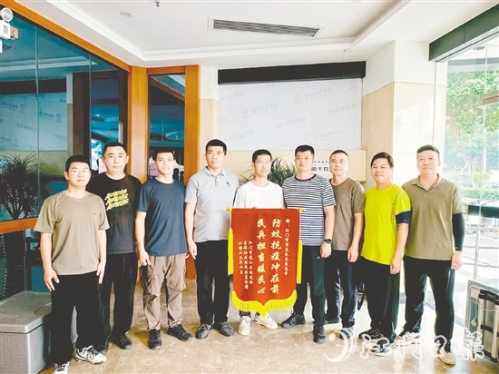 市直民兵應急營獲贈錦旗。