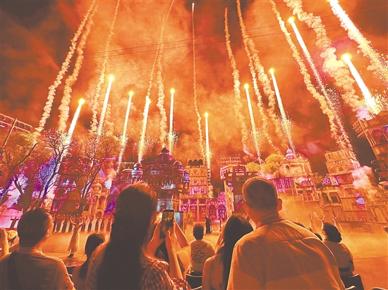 赤坎華僑古鎮(zhèn)的《火秀》節(jié)目吸引眾多游客。