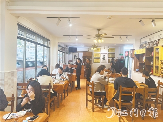 午飯時(shí)間，名遠(yuǎn)恩平菜館座無(wú)虛席。