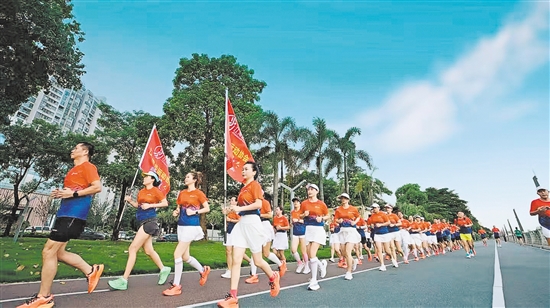 區(qū)跑步運(yùn)動協(xié)會跑友每天晨跑，在晨光中感受城市的魅力。