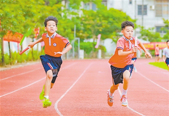 “全運(yùn)會之風(fēng)”吹進(jìn)了校園。禮樂中心小學(xué)舉辦田徑運(yùn)動會。
