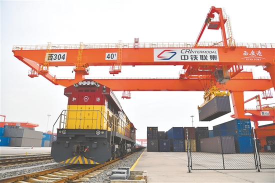 圖為11月14日，在西安國際港站，龍門吊在吊裝集裝箱。新華社發(fā)