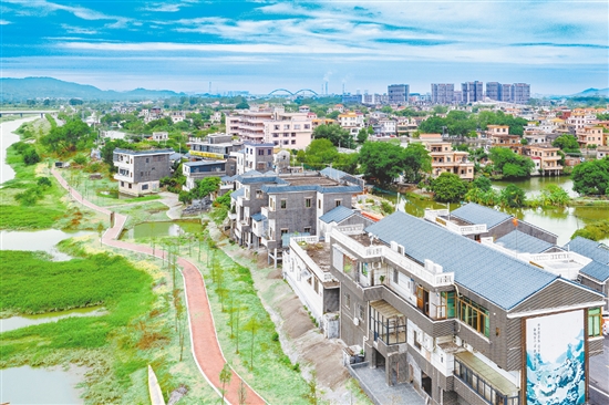 雙橋圩32間農(nóng)房實施外立面美化提升，盡顯水鄉(xiāng)韻味。