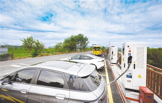 雙橋村新建停車場，并在停車場上安裝充電樁，方便群眾和游客進(jìn)行車輛電力補(bǔ)給。