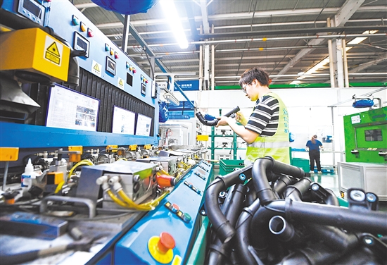 工作人員在位于天津濱海新區(qū)中塘鎮(zhèn)的天津鵬翎集團(tuán)股份有限公司生產(chǎn)車間檢查汽車膠管產(chǎn)品。新華社發(fā)