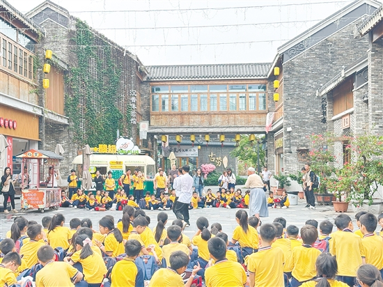 來自佛山的學(xué)生在江門古勞水鄉(xiāng)旅游區(qū)了解詠春文化。