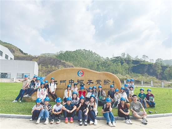 親子家庭到江門中微子實(shí)驗(yàn)室開展研學(xué)活動。