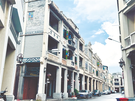 隨著電影《捕風追影》火熱上映，臺山臺城歷史文化街區(qū)的華僑建筑走進大眾視野，備受關注。