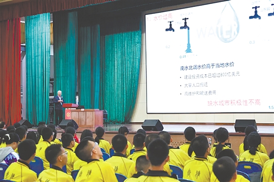 院士通過(guò)科普講座，為青少年講述前沿科學(xué)知識(shí)。