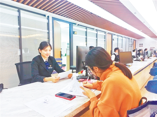 蓬江區(qū)推動政務(wù)服務(wù)窗口暖心升級，將“不打烊”服務(wù)事項從最初的752項擴(kuò)容至901項。市民辦理業(yè)務(wù)更加方便。