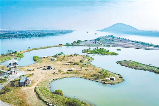 大鰲尾濕地公園位于萬里碧道南端堤岸，今年以來通過與本土企業(yè)家合作運營，增設(shè)休閑露營地、“頭盔咖啡店”等新業(yè)態(tài)，讓水鄉(xiāng)生態(tài)與人文潮流融匯交織。