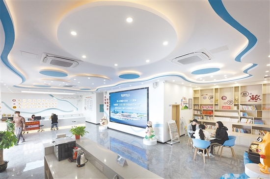 美麗圩鎮(zhèn)客廳結(jié)合“大鰲三寶”形象IP設(shè)計，是面向群眾開放的多元服務(wù)場所。