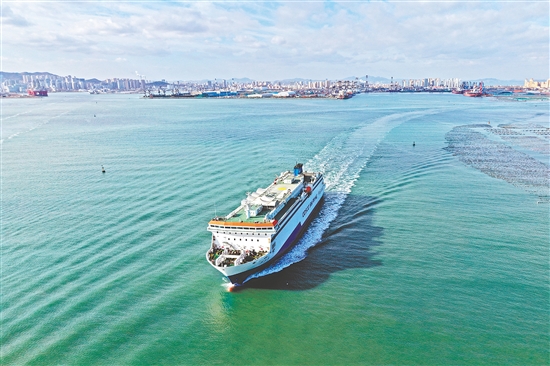 12月8日，一艘客滾船駛離山東港口煙臺(tái)港（無(wú)人機(jī)照片）。新華社發(fā)