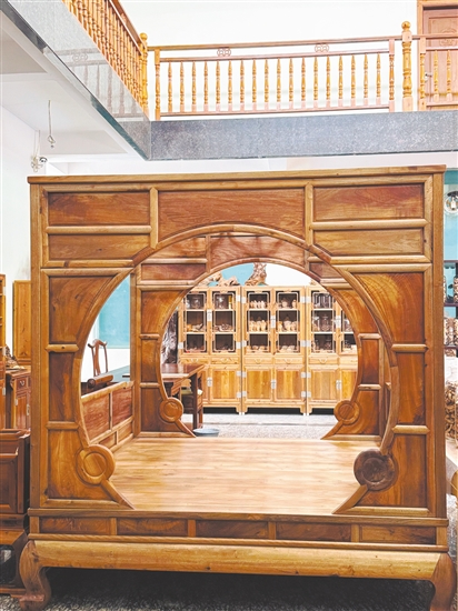 由金絲楠木制成的床。