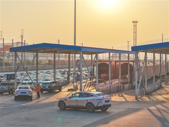 11月29日，在重慶果園港國(guó)家物流樞紐鐵路貨運(yùn)魚(yú)嘴站商品車(chē)物流基地，“重慶造”新能源汽車(chē)排隊(duì)駛?cè)搿坝遘?chē)”專(zhuān)列。新華社發(fā)