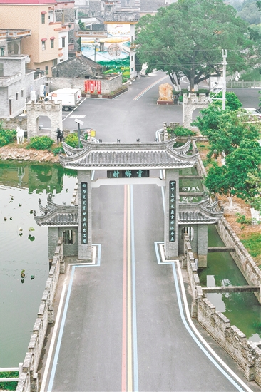 霄南村環(huán)村路平坦?jié)崈?，是該村與華南理工大學攜手打造的道路安全隱患整治提升示范點。