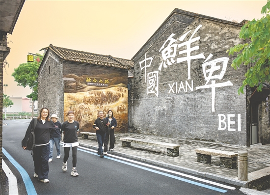 村中的特色墻繪盡顯鮮卑風情。