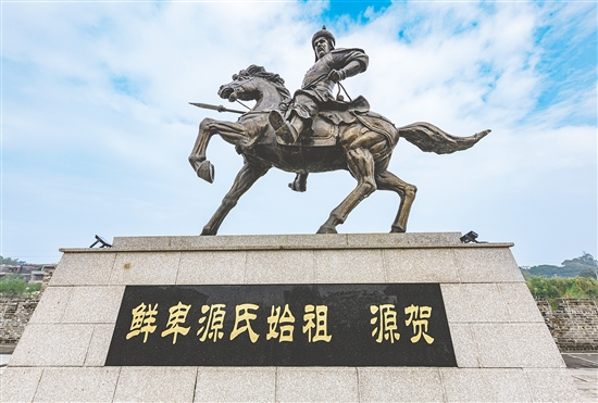 2016年，霄南村以新建源賀廣場為契機，修建源賀雕像。