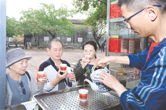 甘和茶是“鶴山三寶”（詠春拳、王老吉、甘和茶）之一。圖為游客在品嘗甘和茶。