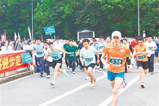 男子青年組率先出發(fā)，朝氣蓬勃。