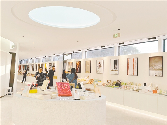 位于塘口舊墟的先鋒書店吸引眾多游客前來打卡。