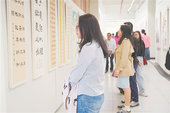 市民參觀“書香政協(xié)”江海區(qū)書法美術(shù)攝影作品展。