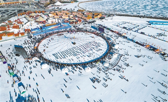 人們參加冰雪漁獵文化旅游節(jié)開幕式（無人機(jī)照片）。