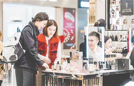 江門大融城打造的美妝一條街，吸引了YSL等國(guó)際大牌首店進(jìn)駐。