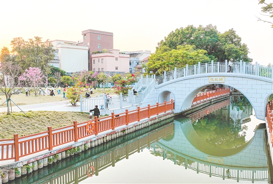 橫跨河道的德秋橋是高村村的標(biāo)志性景觀，為村民出行帶來(lái)便利。劉淑君