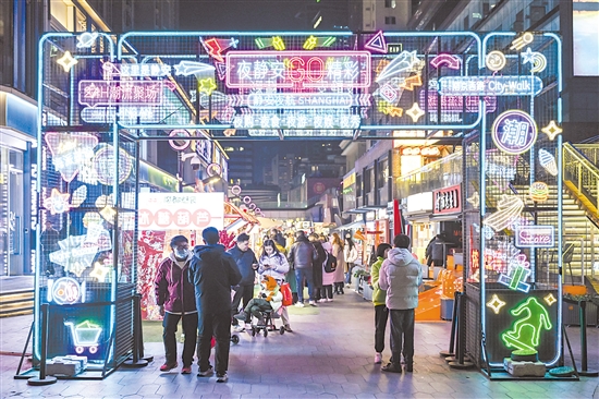 1月7日在上海市靜安區(qū)吳江路拍攝的夜間市集現(xiàn)場。