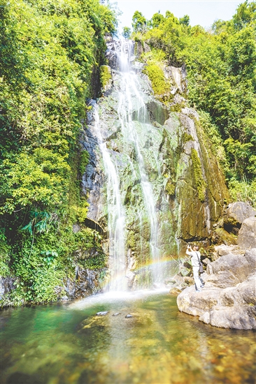 廣東響水龍?zhí)妒〖壣止珗@溪流眾多，形成多處瀑布，吸引不少游客前來旅游觀光。
