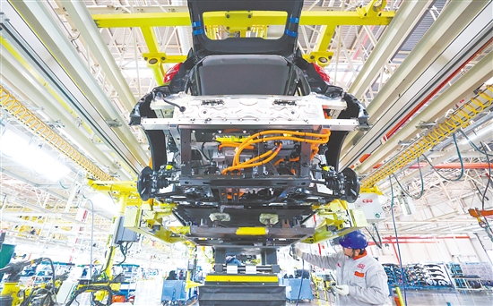 1月8日，在奇瑞新能源汽車股份有限公司石家莊分公司總裝車間，員工在裝配新能源汽車。新華社發(fā)