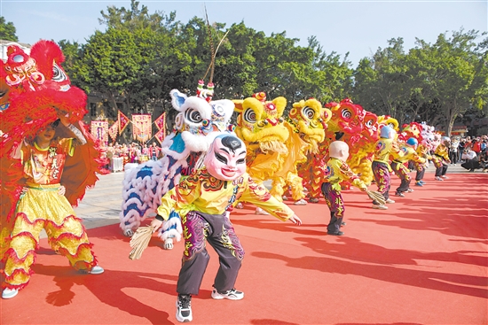 每逢節(jié)慶日，江海區(qū)街頭巷尾都會看到大頭佛表演。詼諧幽默、憨態(tài)可掬的大頭佛形象惹人喜愛。