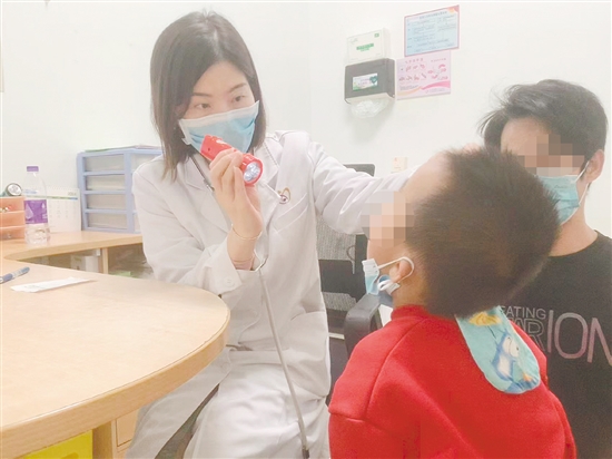 反復(fù)高燒、喉嚨痛、脖子腫是“親吻病”的典型癥狀。