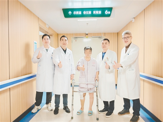 患者對治療效果滿意，為手術團隊點贊。